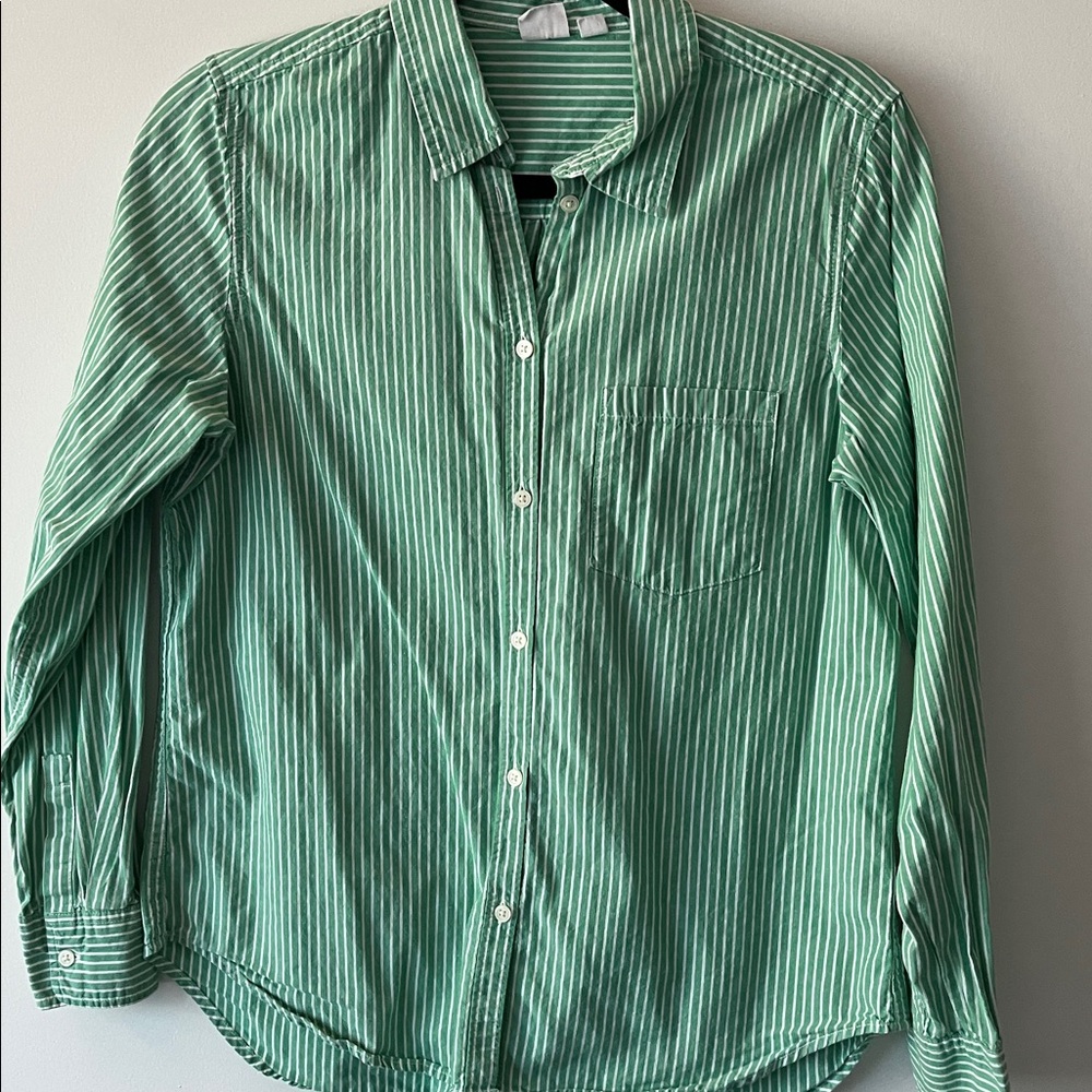 GAP Green Striped Button-Up Shirt.
Size : Small
New